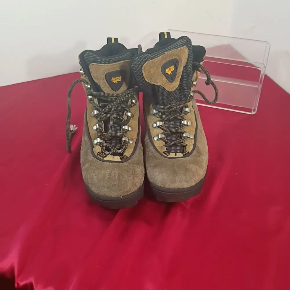 Hi-Tec Womens SZ 8.5 Hiking Boots Needs New Laces. Condition is Pre-owned.